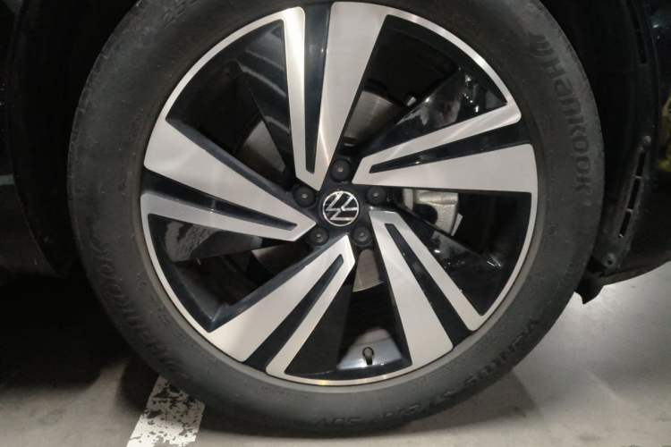 Used Volkswagen Tavendor 2023 380TSI Four-Wheel Drive R-Line Cruise Edition Right Front Wheel Hub