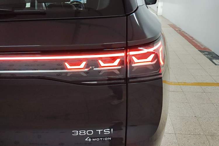 Used Volkswagen Tavendor 2023 380TSI Four-Wheel Drive R-Line Cruise Edition Right Rear Taillight