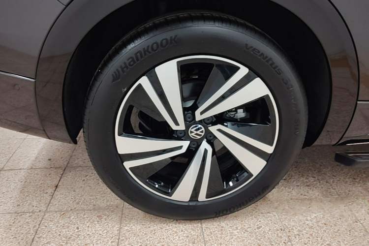 Used Volkswagen Tavendor 2023 380TSI Four-Wheel Drive R-Line Cruise Edition Right Rear Wheel Hub