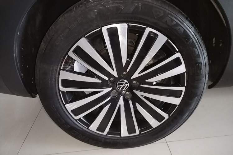 Used Volkswagen Tavendor 2023 330TSI Luxury Touring Edition Right Rear Wheel Hub