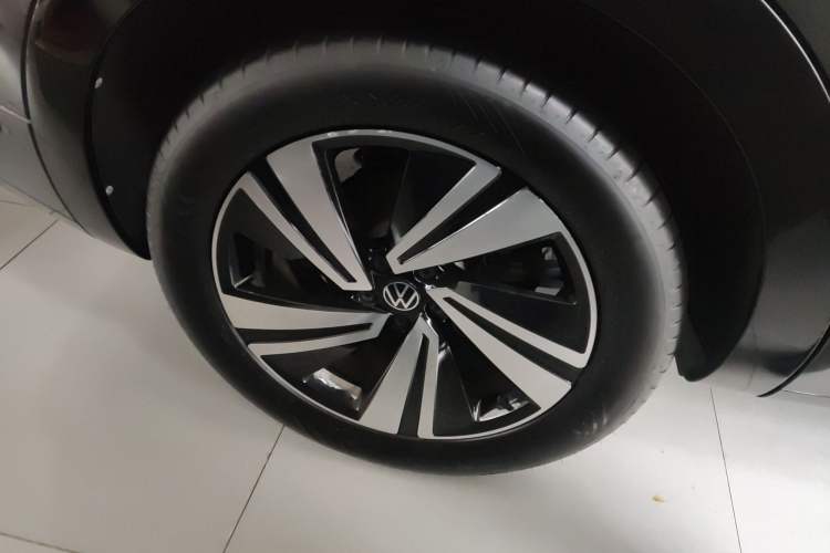 Used Volkswagen Tavendor 2023 380TSI Four-Wheel Drive R-Line Cruise Edition Right Rear Wheel Hub
