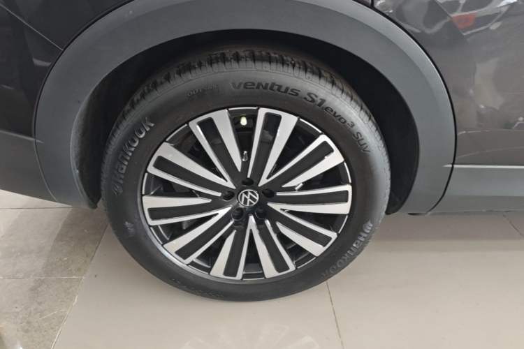 Used Volkswagen Tavendor 2023 330TSI Luxury Touring Edition Right Rear Wheel Hub