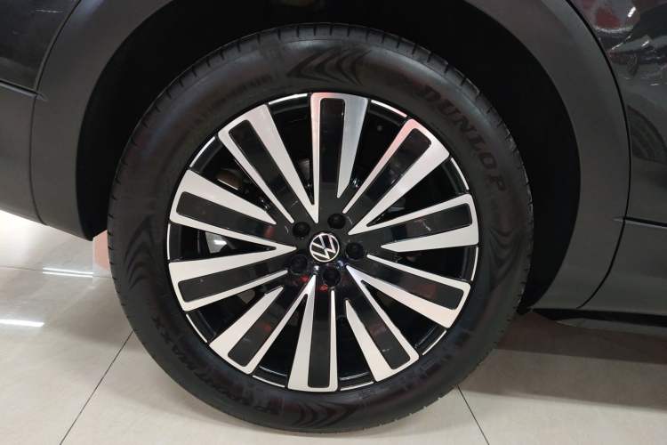 Used Volkswagen Tavendor 2023 330TSI Luxury Touring Edition Right Rear Wheel Hub