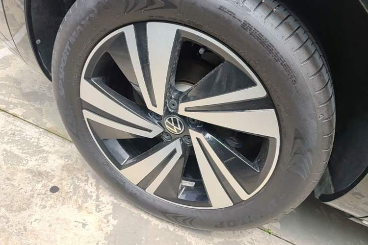 Used Volkswagen Tavendor 2023 380TSI Four-Wheel Drive R-Line Cruise Edition Right Rear Wheel Hub