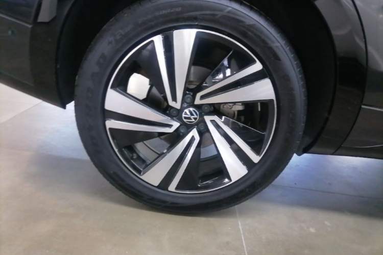 Used Volkswagen Tavendor 2023 380TSI Four-Wheel Drive R-Line Cruise Edition Right Rear Wheel Hub