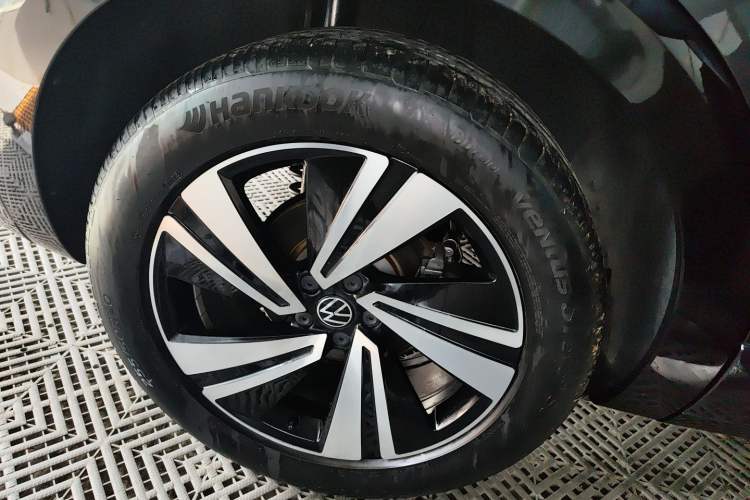 Used Volkswagen Tavendor 2023 380TSI Four-Wheel Drive R-Line Cruise Edition Right Rear Wheel Hub
