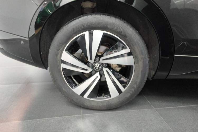 Used Volkswagen Tavendor 2023 380TSI Four-Wheel Drive R-Line Cruise Edition Right Rear Wheel Hub