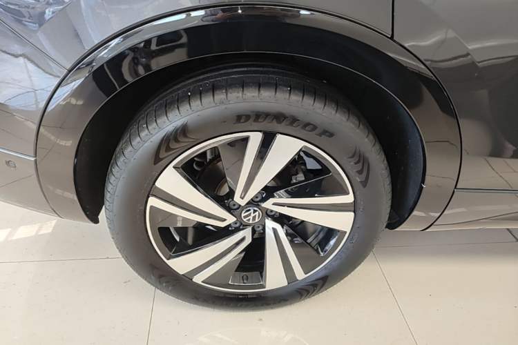 Used Volkswagen Tavendor 2023 380TSI Four-Wheel Drive R-Line Cruise Edition Right Rear Wheel Hub