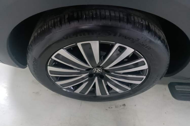 Used Volkswagen Tavendor 2023 330TSI Luxury Touring Edition Right Rear Wheel Hub