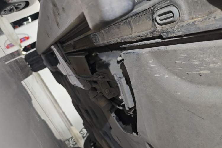 Used Volkswagen Tavendor 2023 330TSI Luxury Touring Edition Right Side Sill