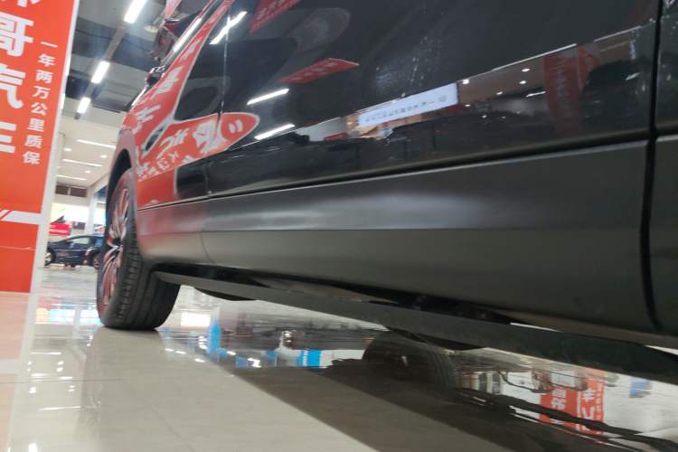 Used Volkswagen Tavendor 2023 330TSI Luxury Touring Edition Right Side Sill