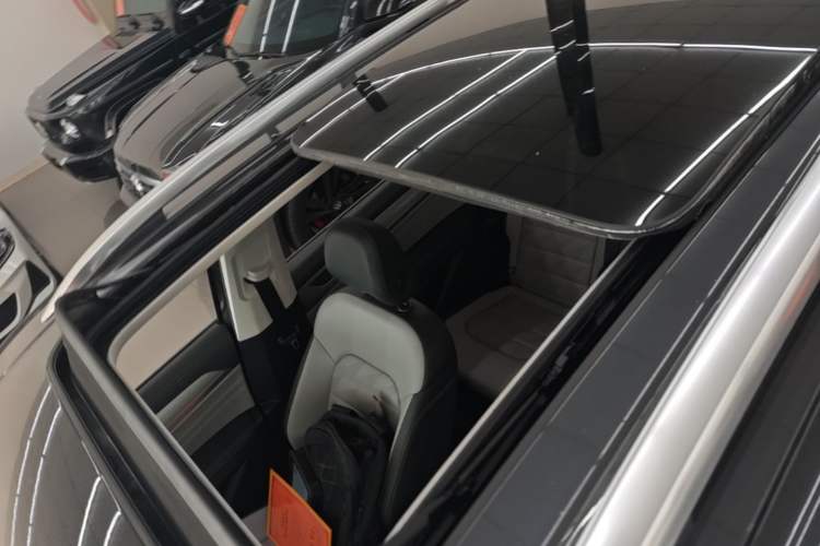Used Volkswagen Tavendor 2023 330TSI Luxury Touring Edition Roof