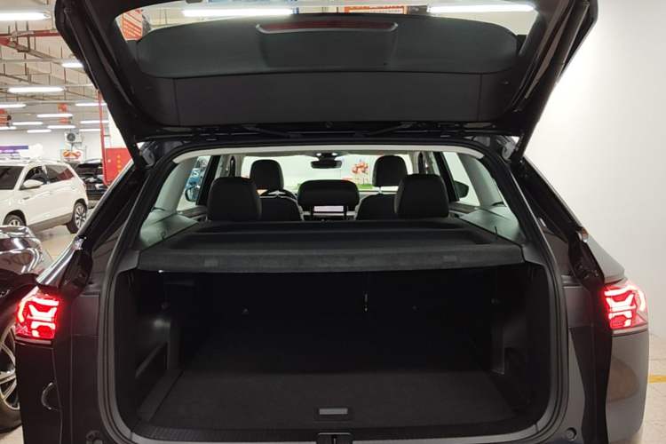 Used Volkswagen Tavendor 2023 380TSI Four-Wheel Drive R-Line Cruise Edition Trunk