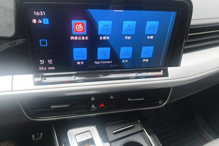 Used Volkswagen Tavendor 2023 380TSI Four-Wheel Drive R-Line First Edition Audio And AC Panel