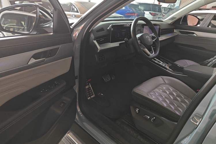 Used Volkswagen Tavendor 2023 380TSI Four-Wheel Drive R-Line First Edition Driver Seat