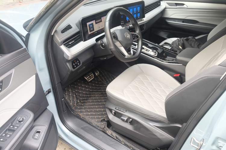 Used Volkswagen Tavendor 2023 380TSI Four-Wheel Drive R-Line First Edition Driver Seat