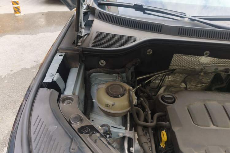 Used Volkswagen Tavendor 2023 380TSI Four-Wheel Drive R-Line First Edition Engine Bay Right