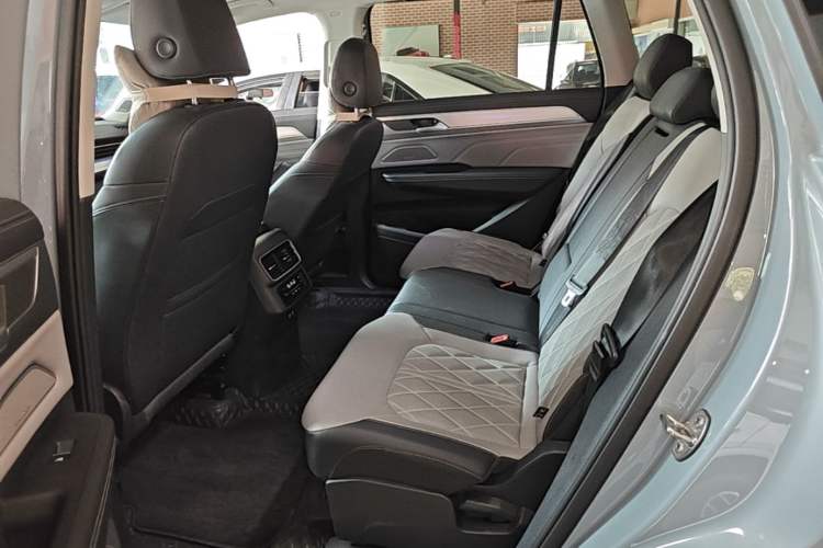 Used Volkswagen Tavendor 2023 380TSI Four-Wheel Drive R-Line First Edition Left Rear Seat