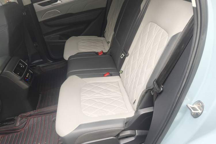 Used Volkswagen Tavendor 2023 380TSI Four-Wheel Drive R-Line First Edition Left Rear Seat