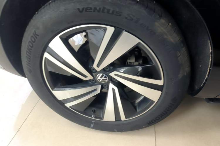 Used Volkswagen Tavendor 2023 380TSI Four-Wheel Drive R-Line Cruise Edition Right Rear Wheel Hub