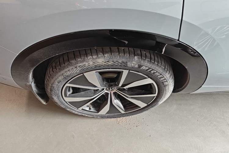 Used Volkswagen Tavendor 2023 380TSI Four-Wheel Drive R-Line First Edition Right Rear Wheel Hub