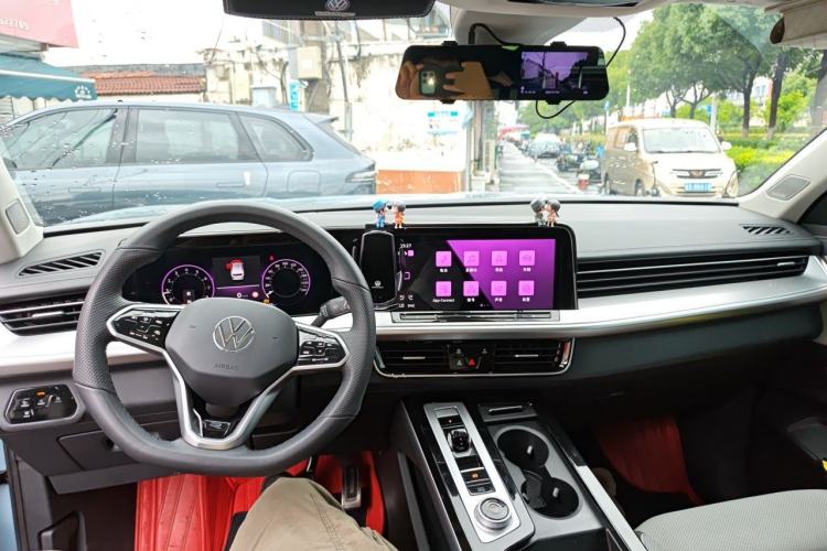 Used Volkswagen Tavendor 2023 380TSI All-Wheel Drive R-Line Journey Edition Center Console