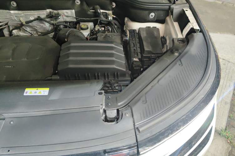 Used Volkswagen Tavendor 2023 380TSI Four-Wheel Drive R-Line First Edition Engine Bay Left