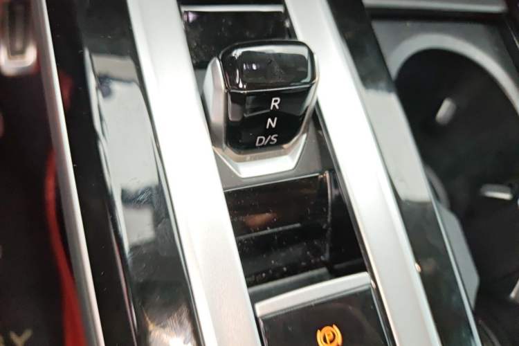Used Volkswagen Tavendor 2023 380TSI All-Wheel Drive R-Line Journey Edition Gear Lever