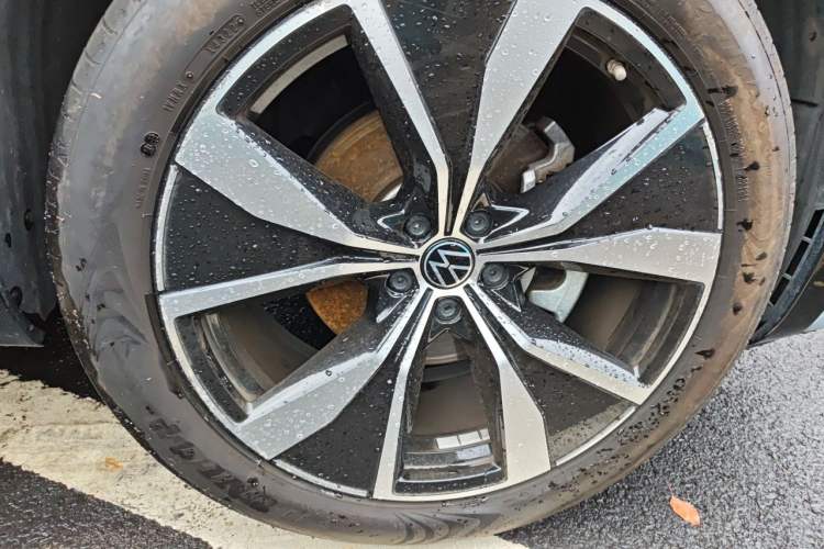 Used Volkswagen Tavendor 2023 380TSI All-Wheel Drive R-Line Journey Edition Right Front Wheel Hub