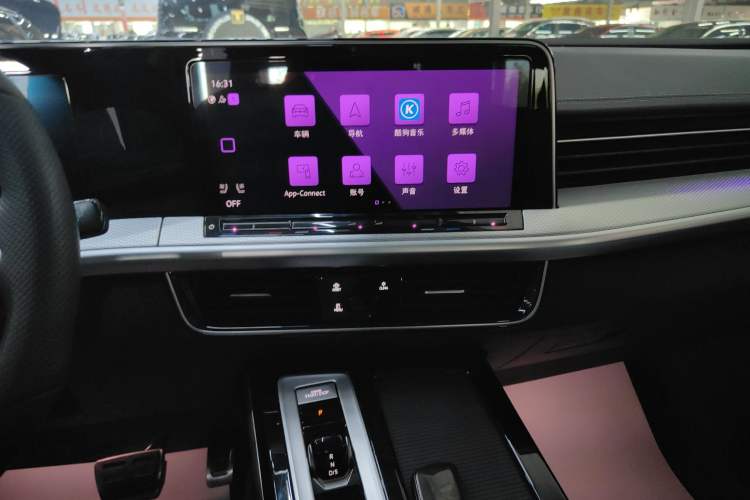 Used Volkswagen Tavendor 2023 380TSI Four-Wheel Drive R-Line First Edition Audio And AC Panel