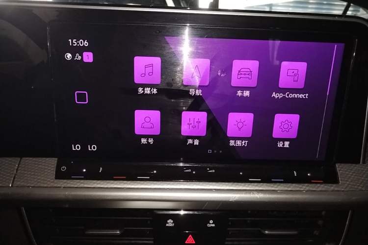Used Volkswagen Tavendor 2023 330TSI Luxury Touring Edition Audio And AC Panel