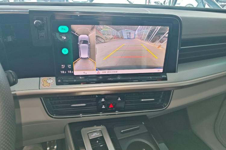Used Volkswagen Tavendor 2023 380TSI All-Wheel Drive R-Line Journey Edition Audio And AC Panel