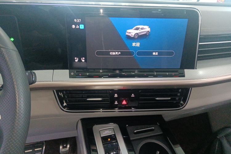 Used Volkswagen Tavendor 2023 380TSI All-Wheel Drive R-Line Journey Edition Audio And AC Panel