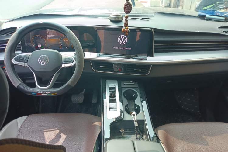 Used Volkswagen Tavendor 2023 330TSI Luxury Touring Edition Center Console