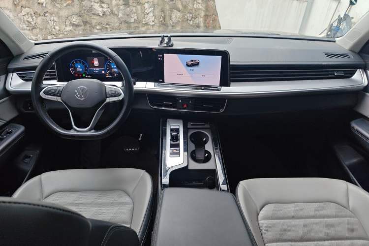 Used Volkswagen Tavendor 2023 330TSI Luxury Touring Edition Center Console