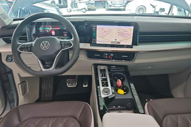 Used Volkswagen Tavendor 2023 380TSI All-Wheel Drive R-Line Journey Edition Center Console