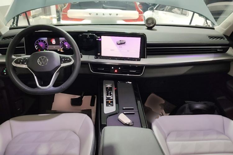 Used Volkswagen Tavendor 2023 330TSI Luxury Touring Edition Center Console
