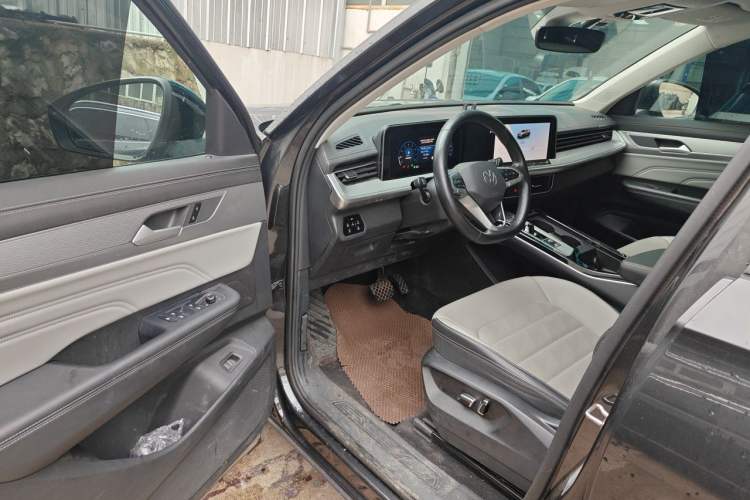 Used Volkswagen Tavendor 2023 330TSI Luxury Touring Edition Driver Seat