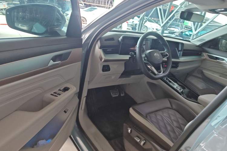 Used Volkswagen Tavendor 2023 380TSI All-Wheel Drive R-Line Journey Edition Driver Seat