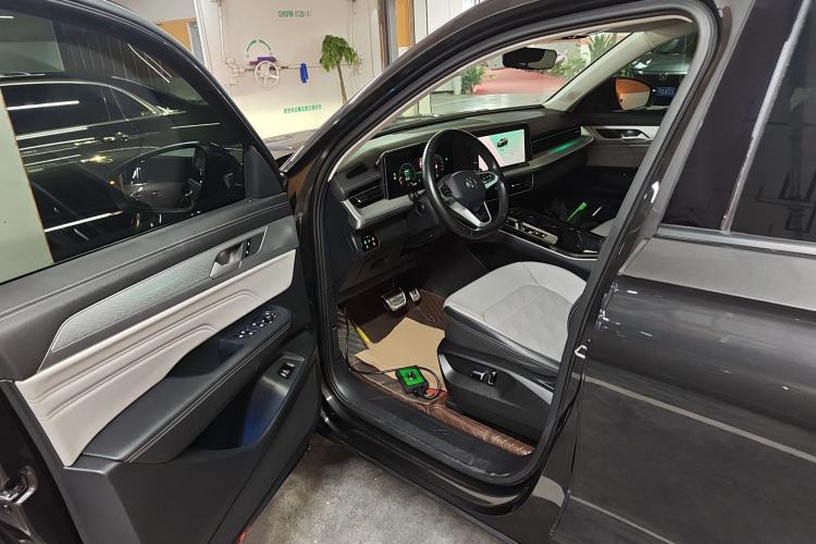 Used Volkswagen Tavendor 2023 330TSI Luxury Touring Edition Driver Seat
