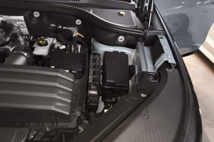 Used Volkswagen Tavendor 2023 380TSI Four-Wheel Drive R-Line First Edition Engine Bay Left