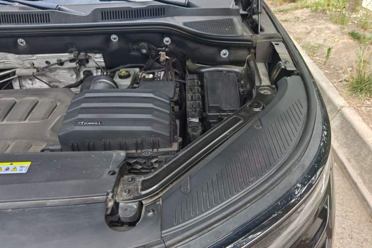 Used Volkswagen Tavendor 2023 380TSI Four-Wheel Drive R-Line Cruise Edition Engine Bay Left