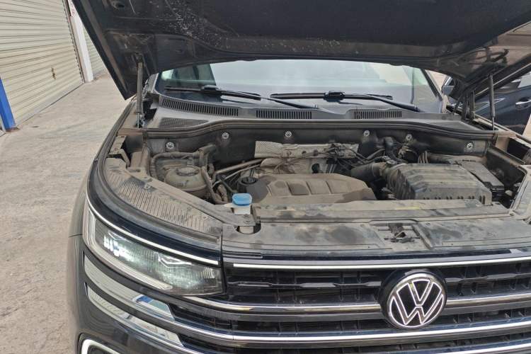 Used Volkswagen Tavendor 2023 330TSI Luxury Touring Edition Engine Bay Right