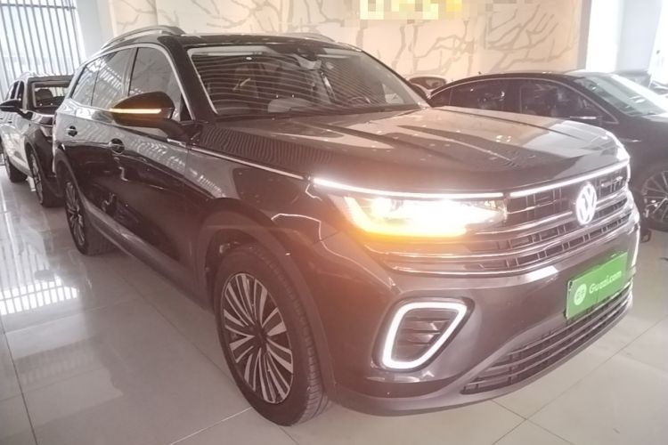 Used Volkswagen Tavendor 2023 330TSI Luxury Touring Edition Front Right 45 Deg