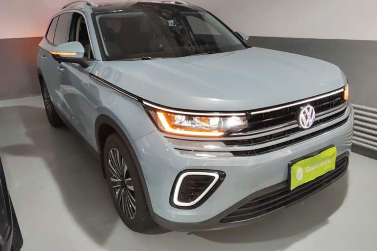 Used Volkswagen Tavendor 2023 330TSI Luxury Touring Edition Front Right 45 Deg
