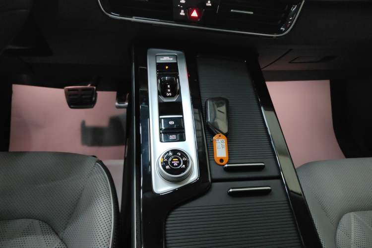 Used Volkswagen Tavendor 2023 380TSI Four-Wheel Drive R-Line First Edition Gear Lever