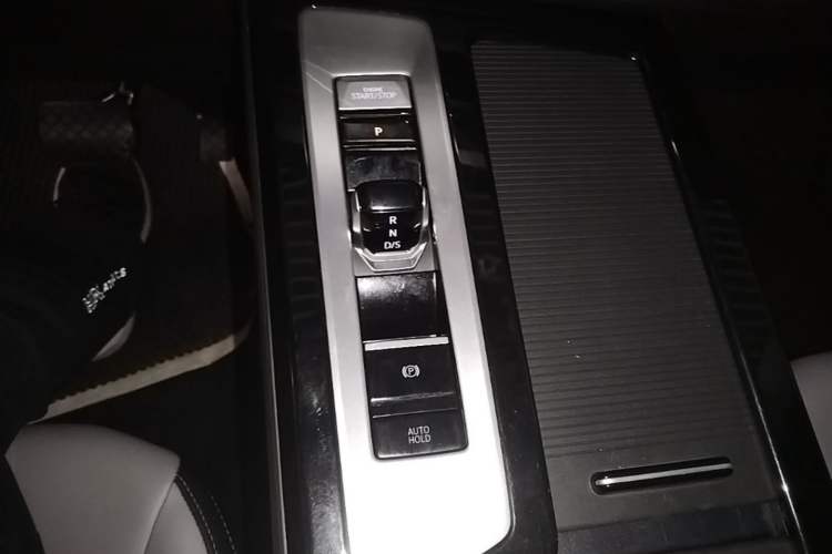 Used Volkswagen Tavendor 2023 330TSI Luxury Touring Edition Gear Lever