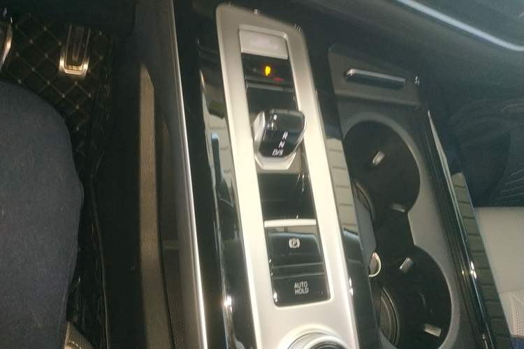 Used Volkswagen Tavendor 2023 380TSI All-Wheel Drive R-Line Journey Edition Gear Lever