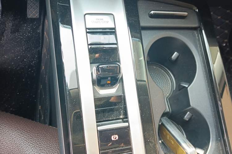 Used Volkswagen Tavendor 2023 330TSI Luxury Touring Edition Gear Lever