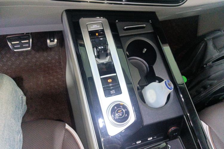 Used Volkswagen Tavendor 2023 380TSI All-Wheel Drive R-Line Journey Edition Gear Lever